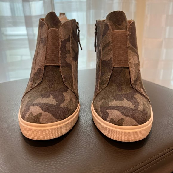 Linea Paolo Camo Wedge Booties, Size 9 - Picture 9 of 9